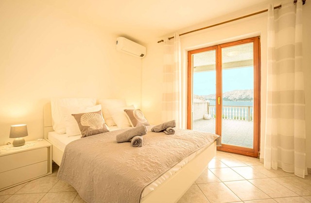 Apartment right on the sea, boat dock and shared terrace on the beach