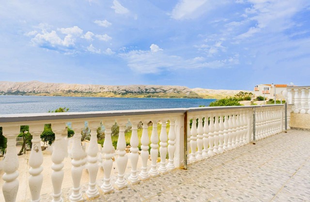 Apartment right on the sea, boat dock and shared terrace on the beach