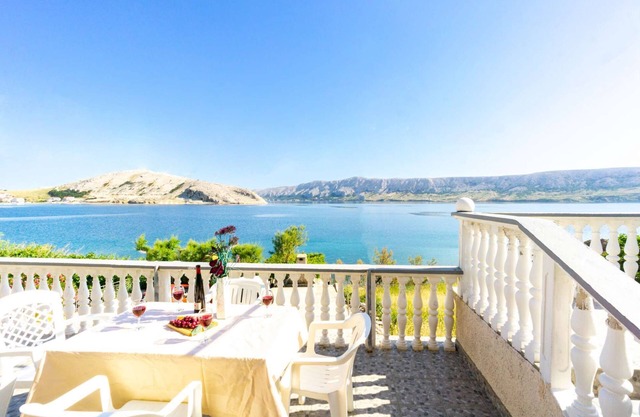 Apartment right on the sea, boat dock and shared terrace on the beach