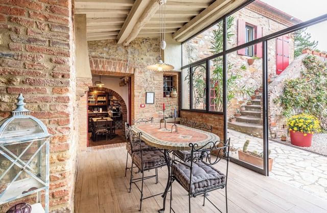 Apartment 'Rosso Poggiolo' with Shared Pool, Private Garden and Wi-Fi