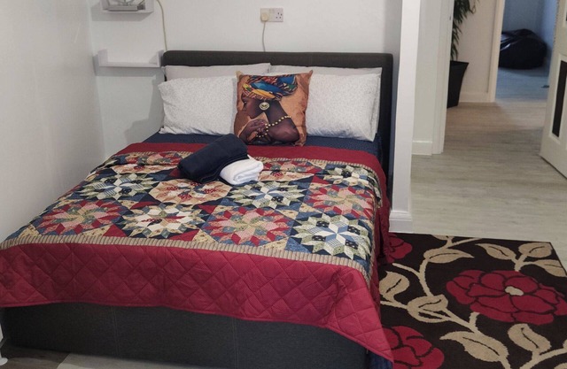 Apartment - Sleeps 4 - Balcony - Parking