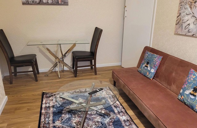 Apartment - Sleeps 2 - Parking - Near Station