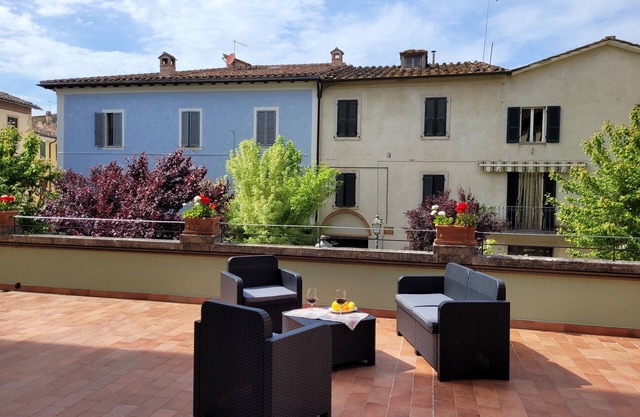Apartment sleeps 6 located in in the heart Asciano, with terrace.