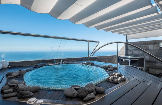 Apartment "SPR Ático" with Whirlpool, Terrace, Sea View & Wi-Fi