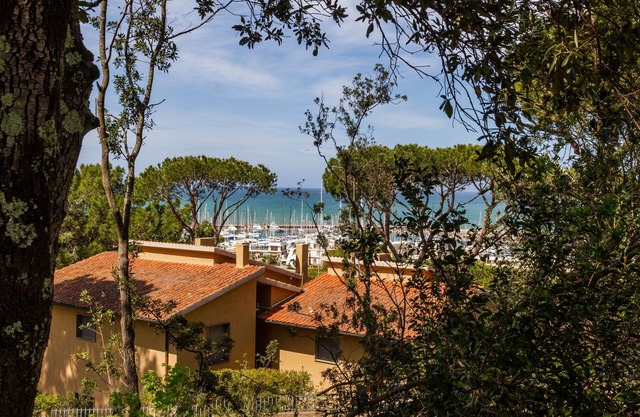 Apartment "Villetta Dei Pini" with Sea View, Private Garden & Wi-Fi