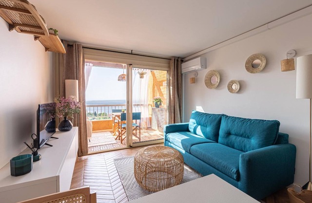 Apartment 'Vue Mer Et Jardin' with Sea View, Wi-Fi and Air Conditioning