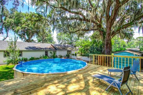Apartment w Gazebo & Pool-Swanky Savannah Style