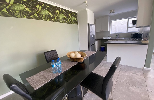 Apartment! Welcome to our charming guesthouse in Cape Town!