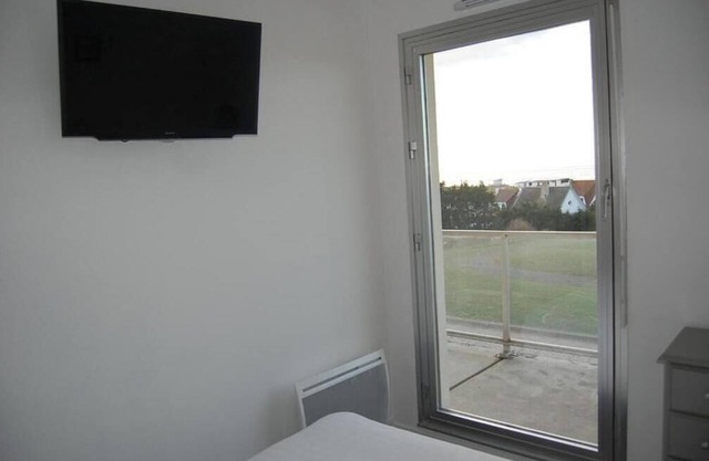 Apartment with 180-degree sea view, Calais beach 200 meters away.
