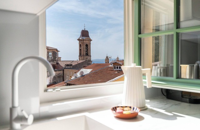 Apartment with a view on the city and the sea