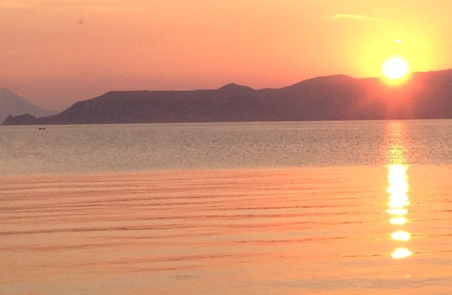 Apartment with cooking equipment and direct access on the sea!