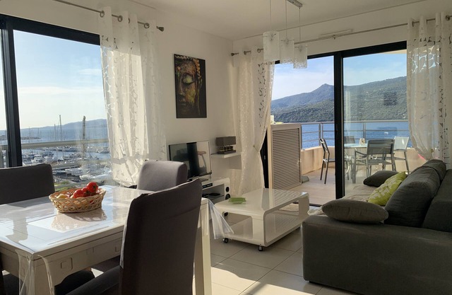 Apartment with direct beach access, sleeps 4, air-conditioned, car park