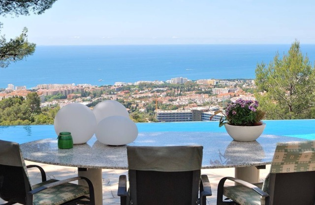 Apartment with fantastic views of the Mediterranean and Marbella with pool.