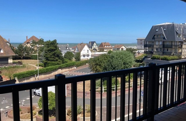 Apartment with Balcony Near Beach and Shops - Sleeps 4