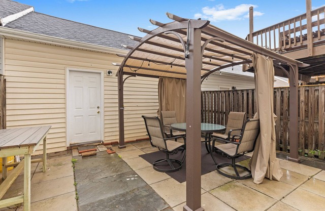 Apartment with garage parking Patio close IAD