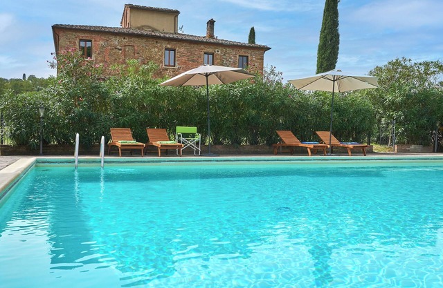 Apartment with a beautiful view of the pool and Torrita village