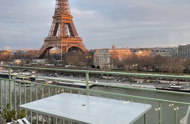 Apartment with large balcony and incredible view of the Eiffel Tower and Seine