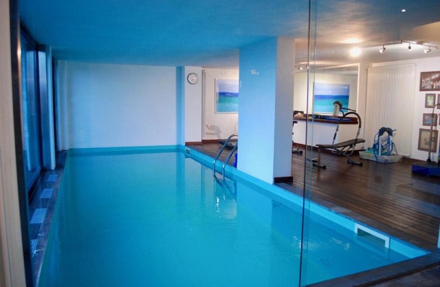 Apartment with private pool and garden at Como hills
