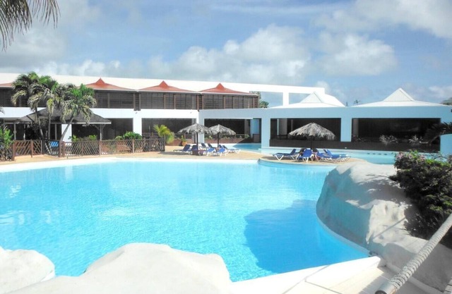 Apartment with SEA VIEW, swimming pool and beach 150m away