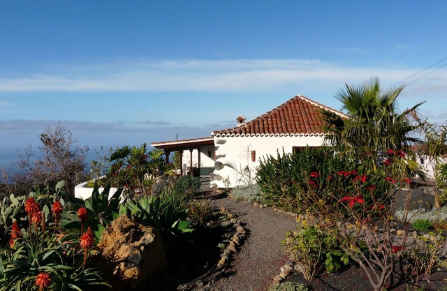 Apartment with sea and mountain views for 2 people
