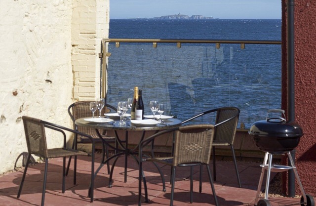 APARTMENT WITH STUNNING SEA VIEWS IN PITTENWEEM NEAR ST ANDREWS