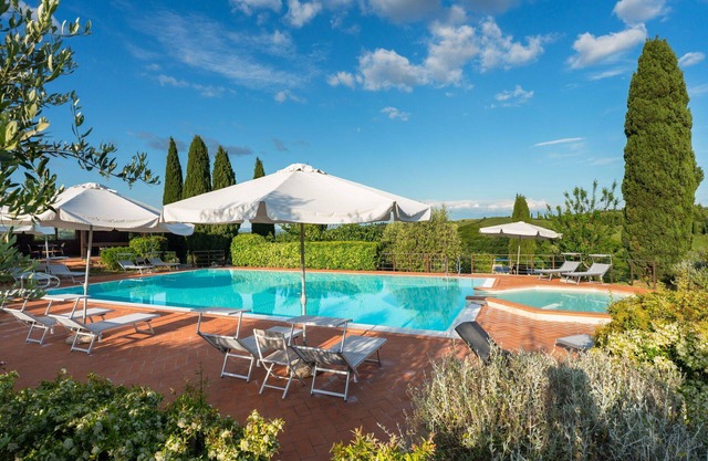 Apartment with WIFI, pool, A/C, TV, veranda, pets allowed, panoramic view, close to San Gimignano