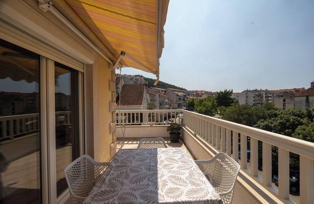 Apartments Ivo (36191-A2) - Makarska
