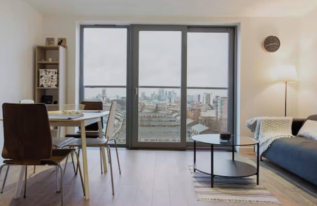 ApartmentSleeps3-Balcony-Near CanaryWharf-Gym