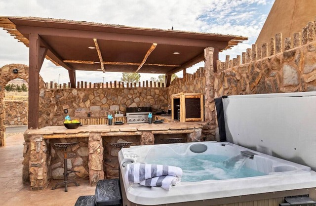 Appaloosa Tipi w/1 King Bed, 2 Futons, Outdoor Kitchen and Hot Tub