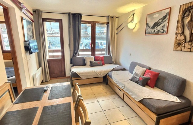 Appartement 2 pièces Cabine 6 personnes à Val d'isère à 350m du centre du village et 450m des pistes, place de parking incluse