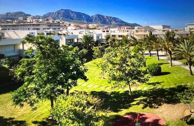 Appartement Climatisé Avec Terrasse 2 mn Plage 3ch box Fermé