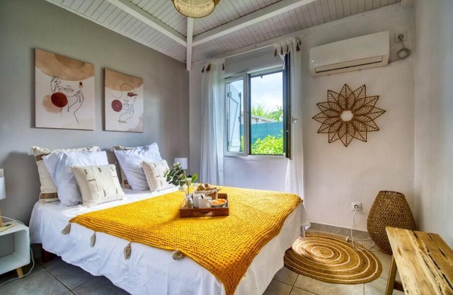 Appartement Domi Caraïbes confortable avec une piscine chauffée et sécurisée par un filet, une citerne tampon pour faire face aux coupures d'eau, accès Netflix