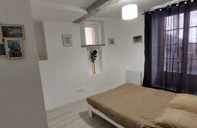 Appartement T3 au Cœur de la Ville Médiévale, Entièrement Rénové Avec Goût
