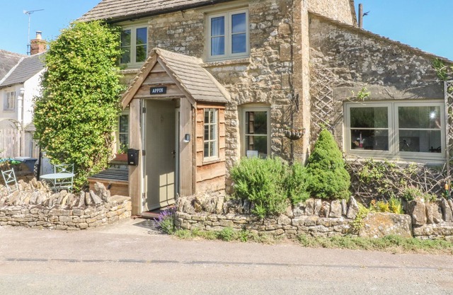 APPIN COTTAGE, pet friendly, character holiday cottage in Burford