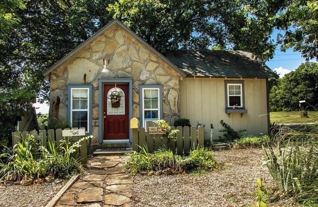 Apple Blossom Cottage of Stone Meadow Resort is situated on a beautiful 14-acre meadow in the country near Eureka Springs, Arkansas with easy highway access.