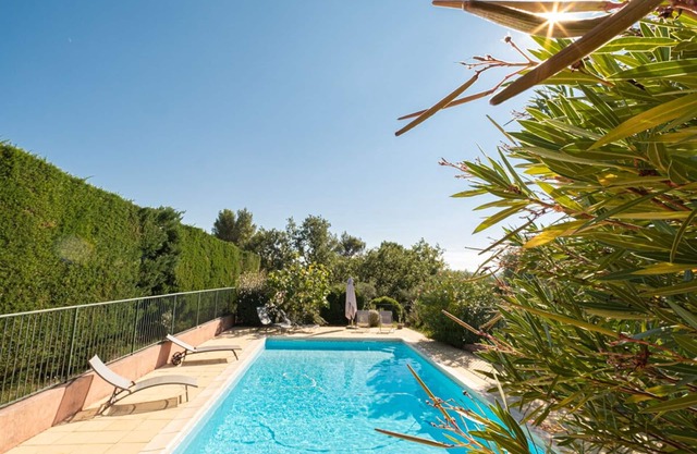 Approximately 1.2 km from the village of Roussillon, Provencal holiday home with pool