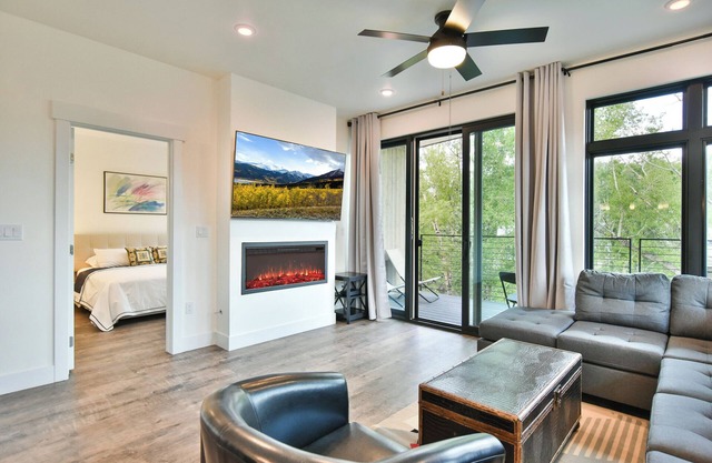 Après Shores Penthouse: Upscale Riverfront Retreat, Wrap-Around Balcony