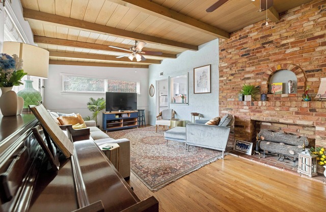 Arboretum Retreat: 3 Bedrooms of Peace & Greenery