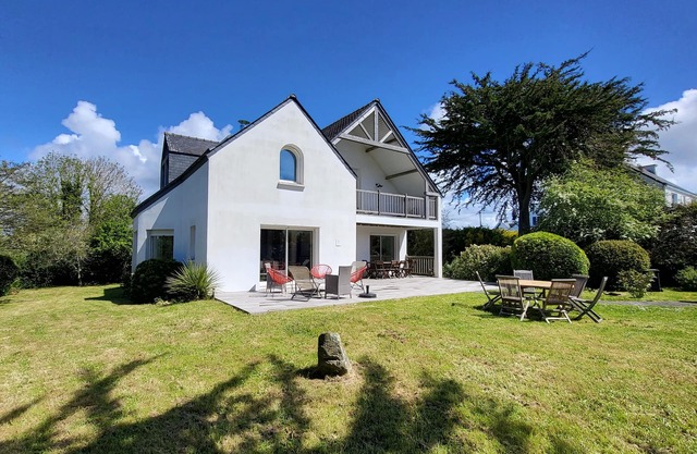 Architect house with large garden, beach by bike or on foot by the paths.