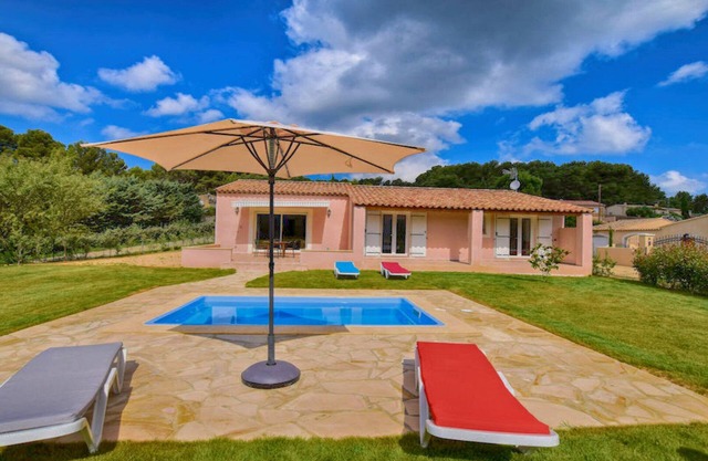 Architect's house with panoramic views of Lubéron and Ste Victoire