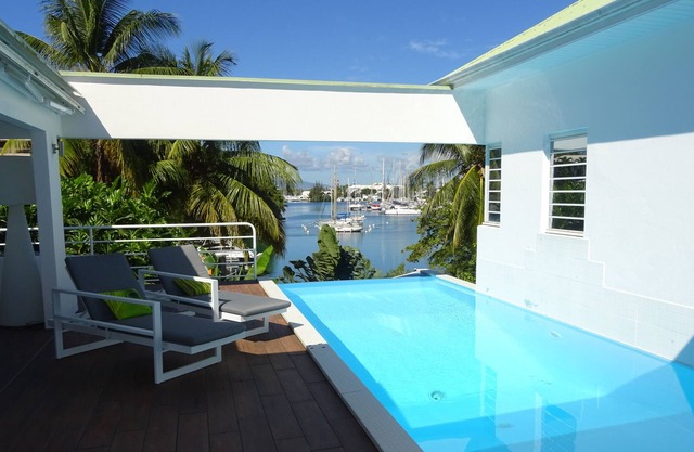 Architect villa with swimming pool facing the lagoon