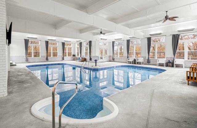 Arkansas Grand Oasis: Heated Indoor Pool, Hot Tub & More!