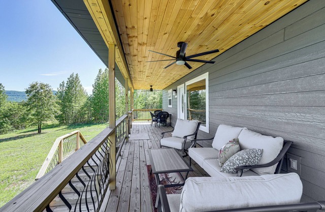 Arkansas Retreat w/Deck, Fire Pit & Mtn Views!