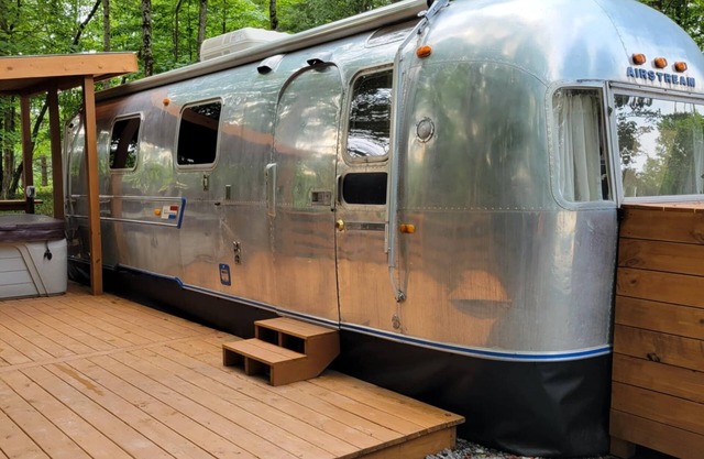 Arlo is a cozy RV in delightful Hico with WiFi, AC