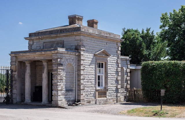 Arrow Lodge at Ragley Estate - sleeps 2 guests in 1 bedroom