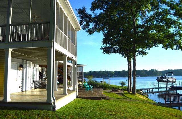 Arrows Landing: Relax with Lake Murray view on a quiet cove. Kayaks and firepit!