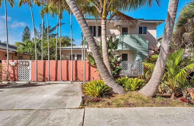 Art Deco Apt w Pool One Mile to Beach Pets Welcome