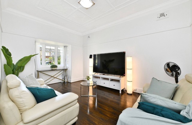 Art Deco Home with Games Room/Vape Room - 10mins to Stadium & Beach!