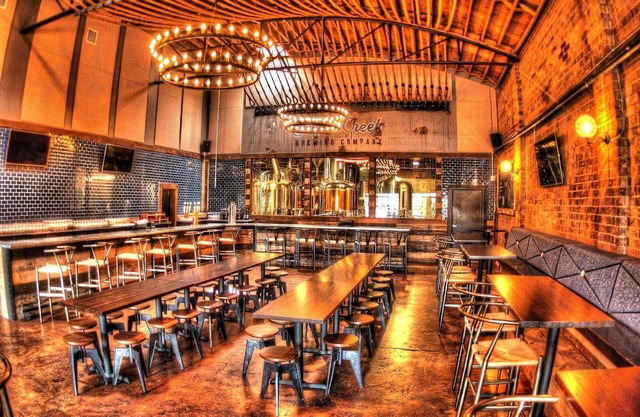 Art Deco Inspired Bungalow| 7 mins from Uptown|Patio