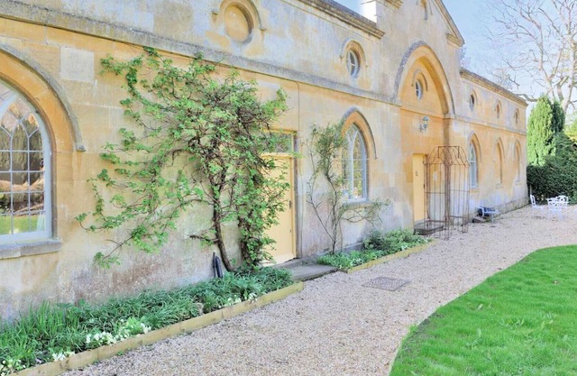 ARTISAN HALL, family friendly, with open fire in Toddington